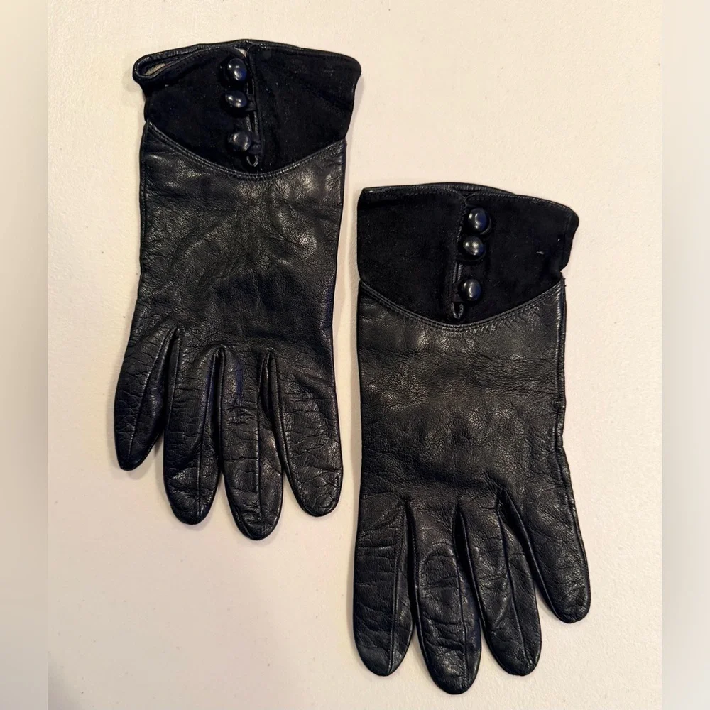 VINTAGE: Bloomingdale’s | ladies lambskin leather & suede gloves. Size: 7.